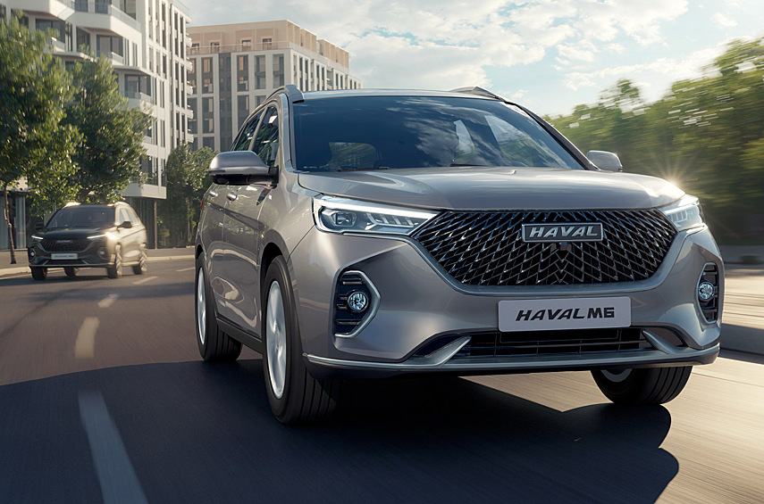 Haval M6. Китайский бренд вывел на наш рынок кроссовер длиной 4664 миллиметра. Он предложен исключительно с передним приводом и полуторалитровым турбодвигателем (143 лошадиные силы и 202 Нм). Стандартная коробка передач — шестиступенчатая «механика», за доплату доступен семидиапазонный «робот»