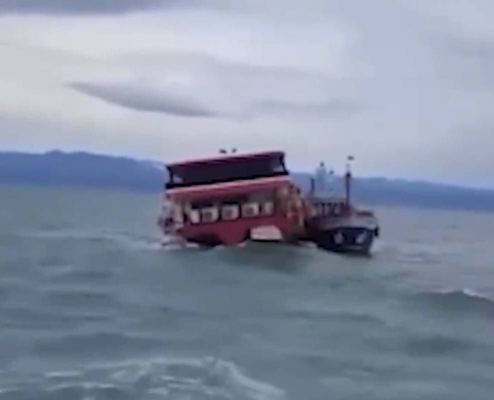 Эвакуация почти сотни пассажиров с тонущего парома попала на видео