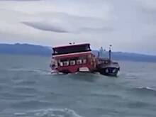 Эвакуация почти сотни пассажиров с тонущего парома попала на видео