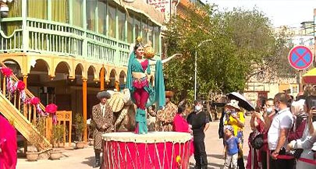 Старый город в Кашгаре принимает толпы туристов на Первомай
