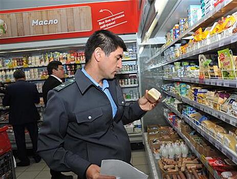 С прилавков самарских супермаркетов изымают небезопасные продукты