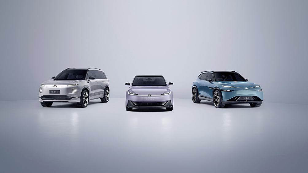 Volkswagen показал сразу три прототипа электромобилей для Китая — кроссовер Volkswagen ID. Era, седан Volkswagen ID. Aura и кроссовер Volkswagen ID. Evo, созданные разными совместными предприятиями марки.