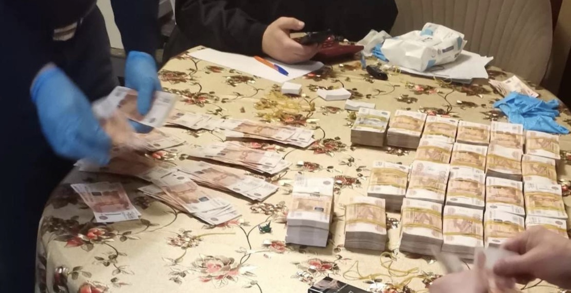 Дома у подозреваемого в убийстве из-за парковки нашли десятки миллионов рублей