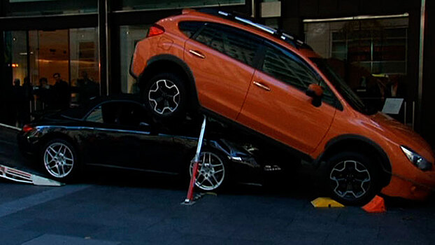 Мужчина припарковал Porsche Carrera под внедорожником: видео