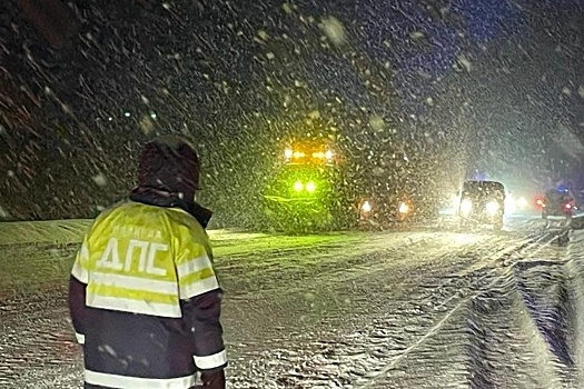 Свердловчан просят не садиться за руль: на заснеженных дорогах – десятки ДТП
