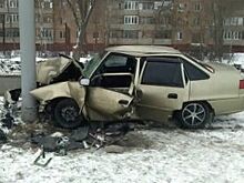 В Оренбурге Daewoo Nexia врезалась в столб, пострадал водитель