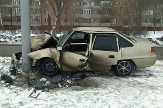 В Оренбурге Daewoo Nexia врезалась в столб, пострадал водитель