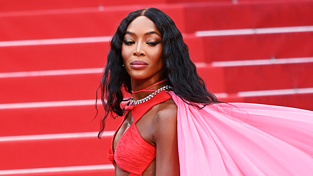 53-летняя Наоми Кэмпбелл вышла в свет и восхитила общественность своей фигурой