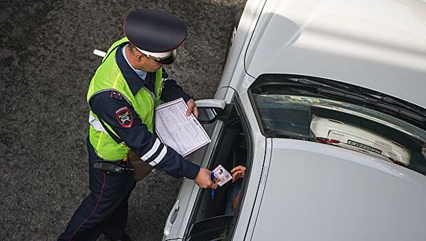 Может ли ГИБДД проверить документы у водителя в припаркованном авто