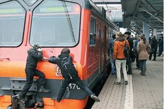 Два взрослых зацепера проехали на лестнице троллейбуса в Новосибирске