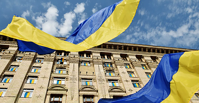 На Украине флагшток ко Дню независимости стоимостью 22 млн рублей раздавил машину