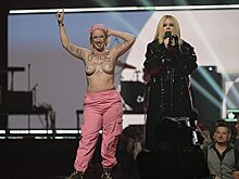 Женщина с голой грудью выбежала на сцену на концерте Аврил Лавин в знак протеста