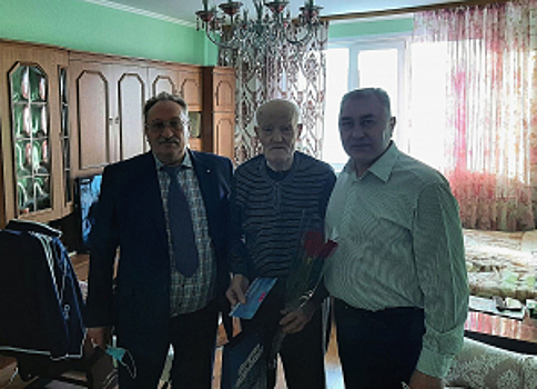 В Салехарде пенсионеры МВД поздравили с Днем защитника Отечества ветерана Великой Отечественной войны