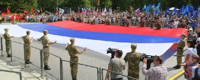В Новосибирске флаг России подняли в честь праздника на высоту 114 метров