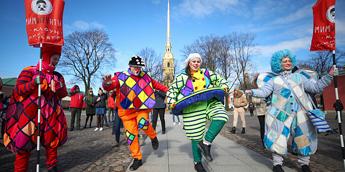 «Смешной фестиваль»: в Санкт-Петербурге устроили шествие клоунов