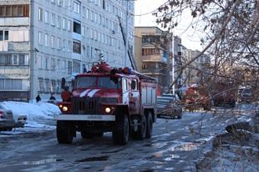 26 человек тушили пожар в многоэтажном доме в Кемерове