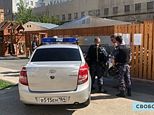 Саратовским росгвардейцам пришлось вмешаться при попытке снести забор детской площадки рядом с УФСБ