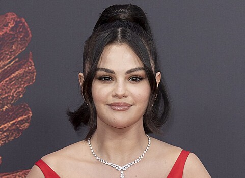 «Вот это жадность»: Селена Гомес, давшая денег бездомному, разозлила интернет-пользователей