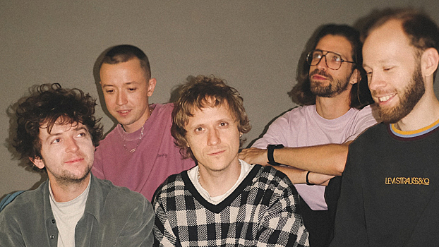 Дайджест Звука: подборка подкастов от «Сироткин», плейлист от NECHAEV и аудиокниги о путешествии во времени