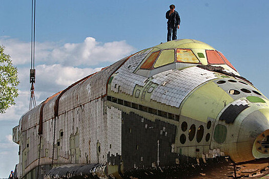 Выкупленный Задорожным космический корабль "Буран" перевезли в "Военфильм" для реставрации