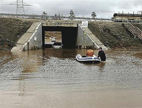 На подтопленной дороге у Тольятти затонула Honda