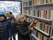 Полку с бесплатными книгами украли на остановке в Астане