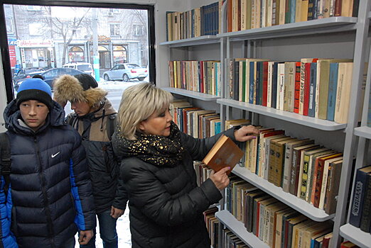 Полку с бесплатными книгами украли на остановке в Астане
