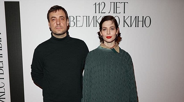 Багет за 185 тысяч и свитер-гигант: Снигирь пришла на премьеру в образе строгой учительницы