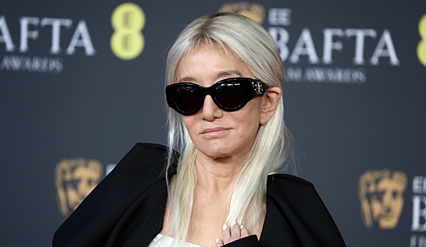 76-летняя Вера Вонг вышла в свет в облегающем платье с драпировкой