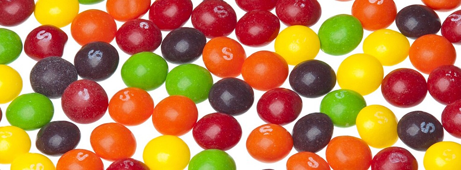 Никогда в одной упаковке Skittles все конфеты не будут одинаковыми, поэтому ориентируйтесь не на вкус, а на кислоту. Это же правило относится и к вину. В мадейре кислота приятно уравновешивается сладостью, это крепленое может быть сухим или безудержно сладким, ваш вариант — где-то посередине.