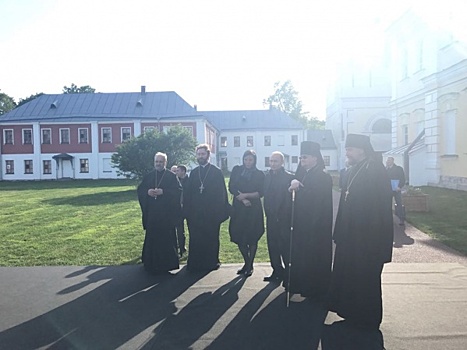 Рунет обсуждает женщину, стоящую рядом с Путиным на фото из Коневского монастыря