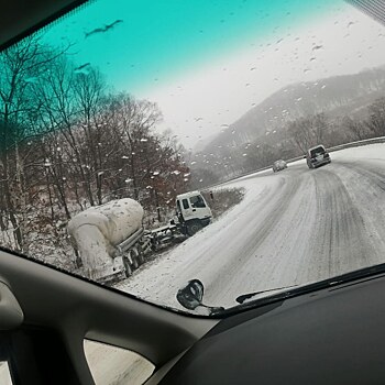 Дорожная обстановка: проезд пока есть, но машины по кюветам