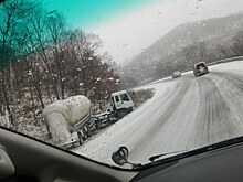 Дорожная обстановка: проезд пока есть, но машины по кюветам