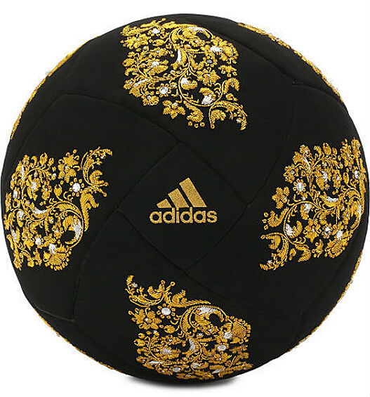 Бархатный сувенирный мяч с кристаллами Swarovski можно будет купить в ЦУМе. В описании сказано, что мяч от Adidas украшен узорами, похожими на те, которыми расшивали одежду русских царей. Бархат, кристаллы Swarovski, вышивка ручной работы — все это за 99 тысяч рублей