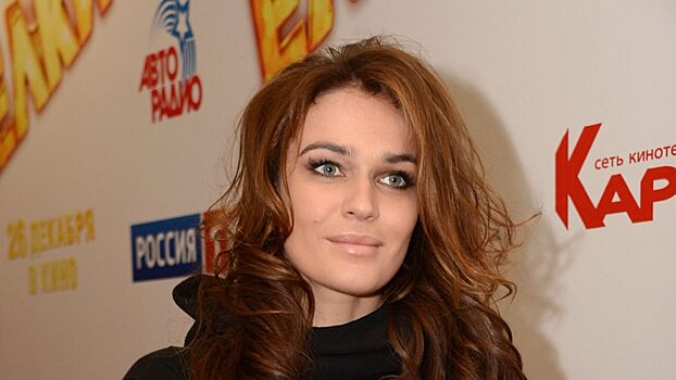 Алена Водонаева пришла на вечеринку в «голых» брюках