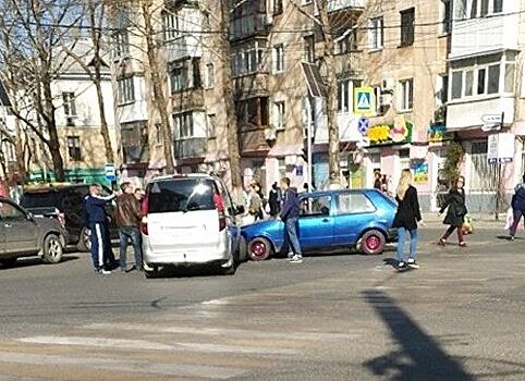 В Симферополе столкнулись иномарка и микроавтобус