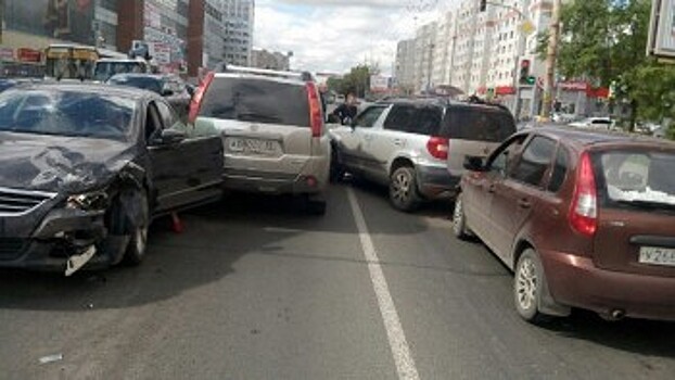 Столкновение сразу четырех машин произошло в Вологде