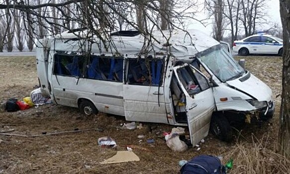 На Кубани два пассажира пострадали в ДТП с трактором