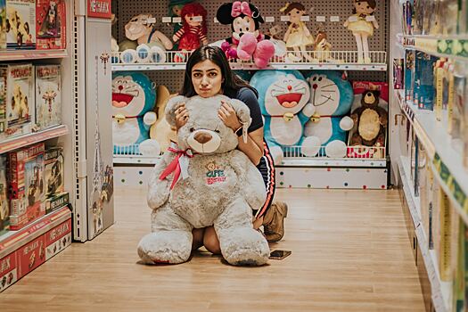 Почему взрослым полезно спать с мягкими игрушками