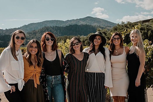 Семеро подруг каждый год одеваются разными киногероями одного актёра