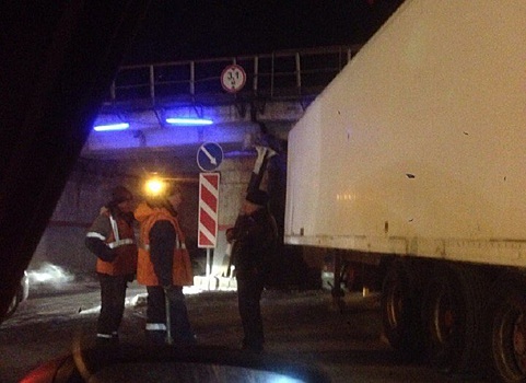 В Пензе под мостом на улице Ерик застряла очередная фура