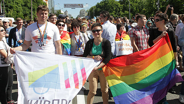Евродепутаты призвали Порошенко возглавить гей-парад