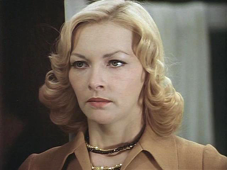 Самый известный случай. Барбару Брыльску, сыгравшую Надю в культовом фильме "Ирония судьбы, или С легким паром!", озвучивала Валентина Талызина, которая в этом же фильме сыграла подругу Нади.