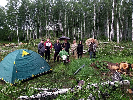 Челябинцы разбили палаточный лагерь на месте начавшейся в лесу стройки