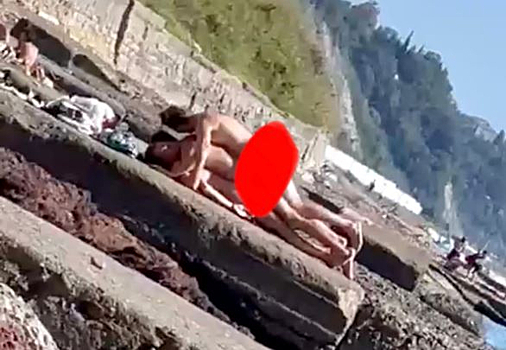 Несколько человек занялись групповым сексом на пляже в Туапсе