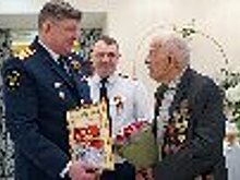 Сотрудники полиции из Алтайского края передали знамя в зону специальной военной операции