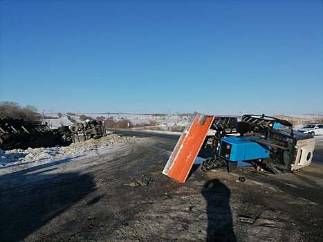 На трассе под Вольском фура вылетела в кювет после столкновения с трактором