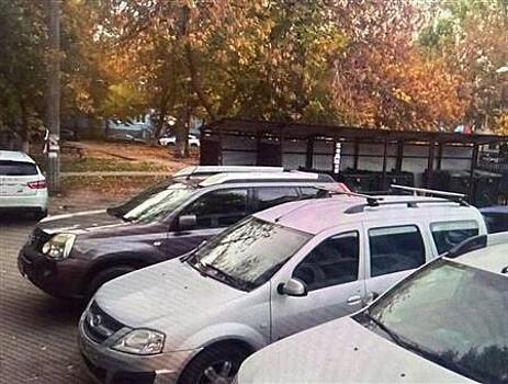 В Самаре неправильная парковка блокирует вывоз мусора