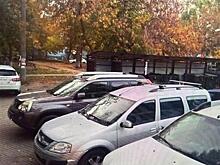 В Самаре неправильная парковка блокирует вывоз мусора