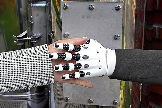 Денис Фролов из "Астры" вложился в робототехнику